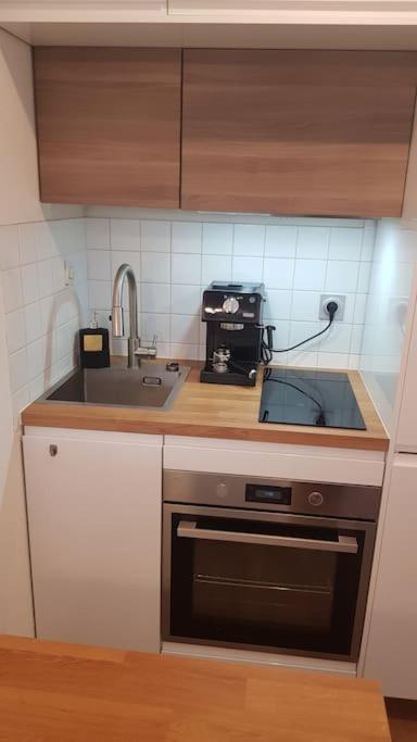 Avec Parking Et Piscine - Proche Airport Appartement